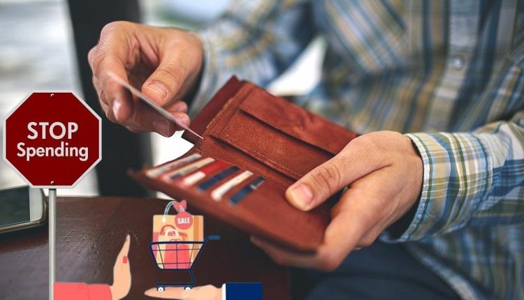 طرق فعَّالة للتوقف عن الإنفاق الزائد (نصائح مبنية على دراسات علمية)