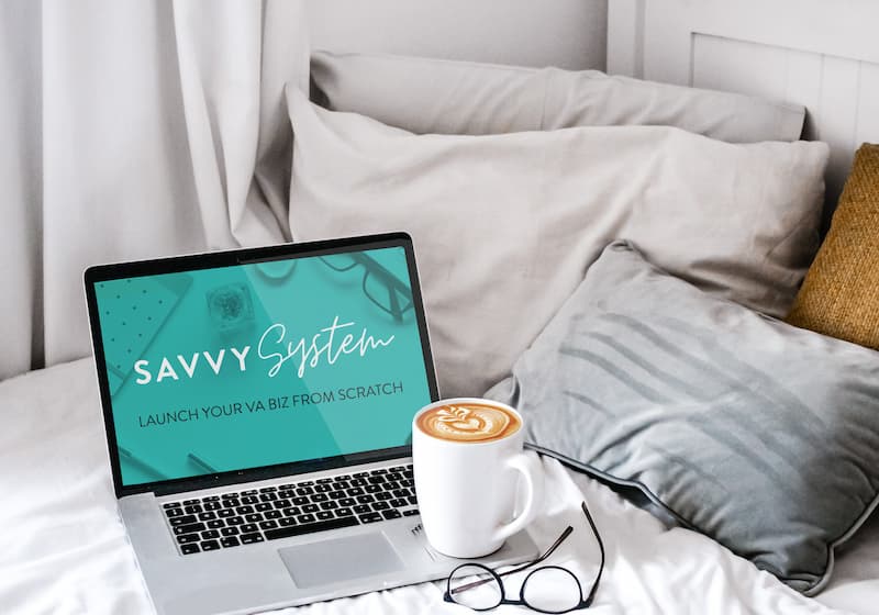 كمبيوتر محمول يعرض دورة Savvy System التدريبية للمساعدين الافتراضيين